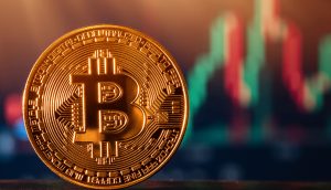 Eine physische Bitcoin-Münze wird vor einem unscharfen Hintergrund von Finanzmarktcharts und Kerzenleuchtern gezeigt und symbolisiert den wachsenden Einfluss von Bitcoin-ETFs im modernen Handel.