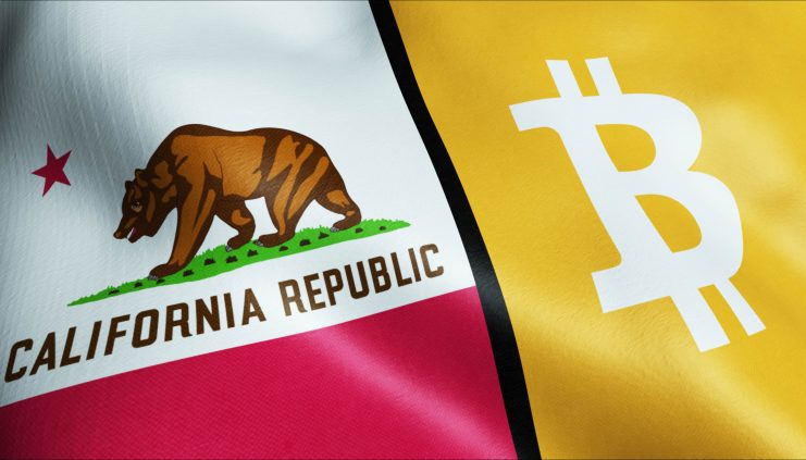 Nahaufnahme eines Stoffes, der die Flagge der Republik Kalifornien neben einer Flagge mit einem großen weißen Bitcoin-Symbol auf gelbem Hintergrund zeigt.
