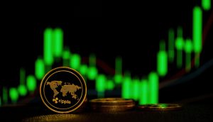 Ein <a href='https://market.bitrss.com/coin/ripple' rel='noopener' target='_blank' class='crypto-highlight' title='XRP Market Overview'>XRP ($2.39)</a>-Analyst erwartet eine Explosion Eine Ripple XRP-Kryptowährungsmünze, die aufrecht vor gestapelten Münzen steht, mit einem grünen Candlestick-Kursdiagramm im unscharfen Hintergrund.