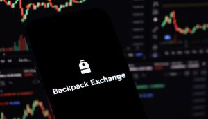 Auf einem Smartphone-Bildschirm werden das Logo und der Name der Backpack Exchange angezeigt. Im Hintergrund sind unscharfe Charts für den Handel mit Kryptowährungen und der Perpetuals-Handel zu sehen, was die Präsenz der Börse als führende KryptoBörse in Europa unterstreicht.