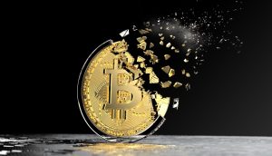 Eine goldene Bitcoin-Münze zerfällt teilweise in Fragmente vor einem dunklen Hintergrund und symbolisiert Volatilität oder Verlust inmitten von Krypto-Börsen Turbulenzen und einem möglichen Bitcoin-Exodus für Investoren.