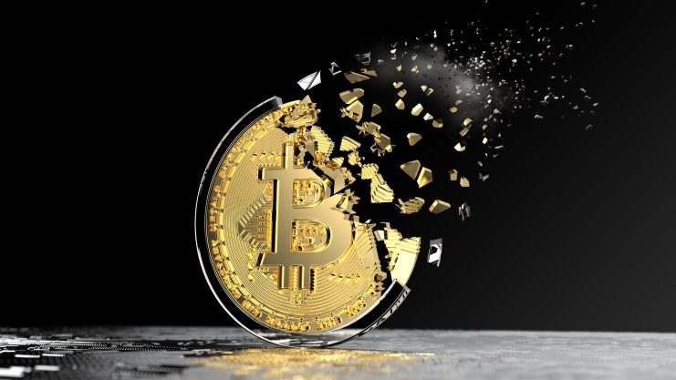 Eine goldene Bitcoin-Münze zerfällt teilweise in Fragmente vor einem dunklen Hintergrund und symbolisiert Volatilität oder Verlust inmitten von Krypto-Börsen Turbulenzen und einem möglichen Bitcoin-Exodus für Investoren.