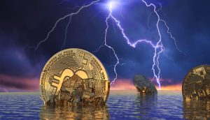 Drei Bitcoin-Münzen sind teilweise in Wasser getaucht, während im Hintergrund unter dem dunklen Himmel ein Blitz einschlägt. Dies ist eine Anspielung auf die dramatische Volatilität des Bitcoin-Kurses, während Händler die 100.000 US-Dollar-Marke im September ins Visier nehmen.