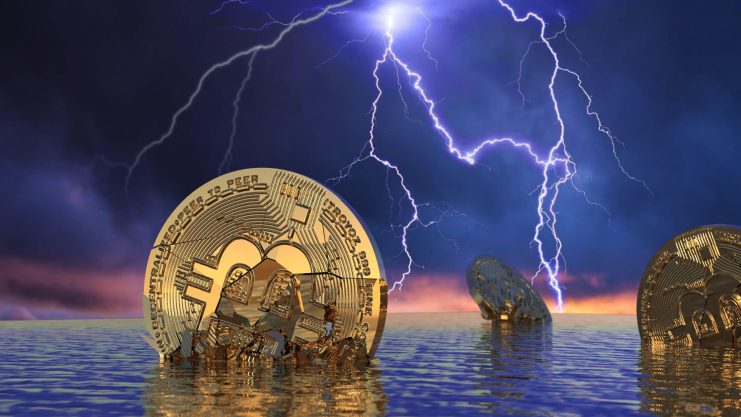 Drei Bitcoin-Münzen sind teilweise in Wasser getaucht, während im Hintergrund unter dem dunklen Himmel ein Blitz einschlägt. Dies ist eine Anspielung auf die dramatische Volatilität des Bitcoin-Kurses, während Händler die 100.000 US-Dollar-Marke im September ins Visier nehmen.