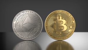Eine silberne Ethereum-Münze und eine goldene Bitcoin-Münze stehen aufrecht nebeneinander auf einer spiegelnden Fläche mit dunklem Farbverlaufshintergrund und symbolisieren den aktuellen Richtungswechsel im Krypto-Marktupdate.