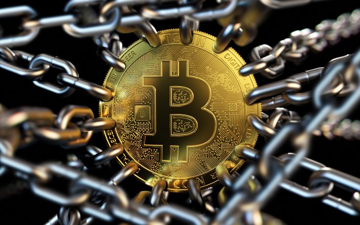 Eine goldene Bitcoin-Münze ist von Metallketten vor einem dunklen Hintergrund umgeben und verschlungen. Dies ist ein starkes Symbol für Krypto-Beschränkungen oder Sicherheitsfragen, die von Steuerexperten angesichts der sich entwickelnden Krypto-Steuer-Vorschriften oft angesprochen werden.