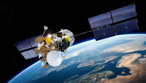 Ein Satellit umkreist die Erde mit ausgefahrenen Solarzellen, während er lautlos die Daten der Bitcoin-Transaktion weiterleitet, wobei sich die Kontinente von der Schwärze des Weltraums abheben.