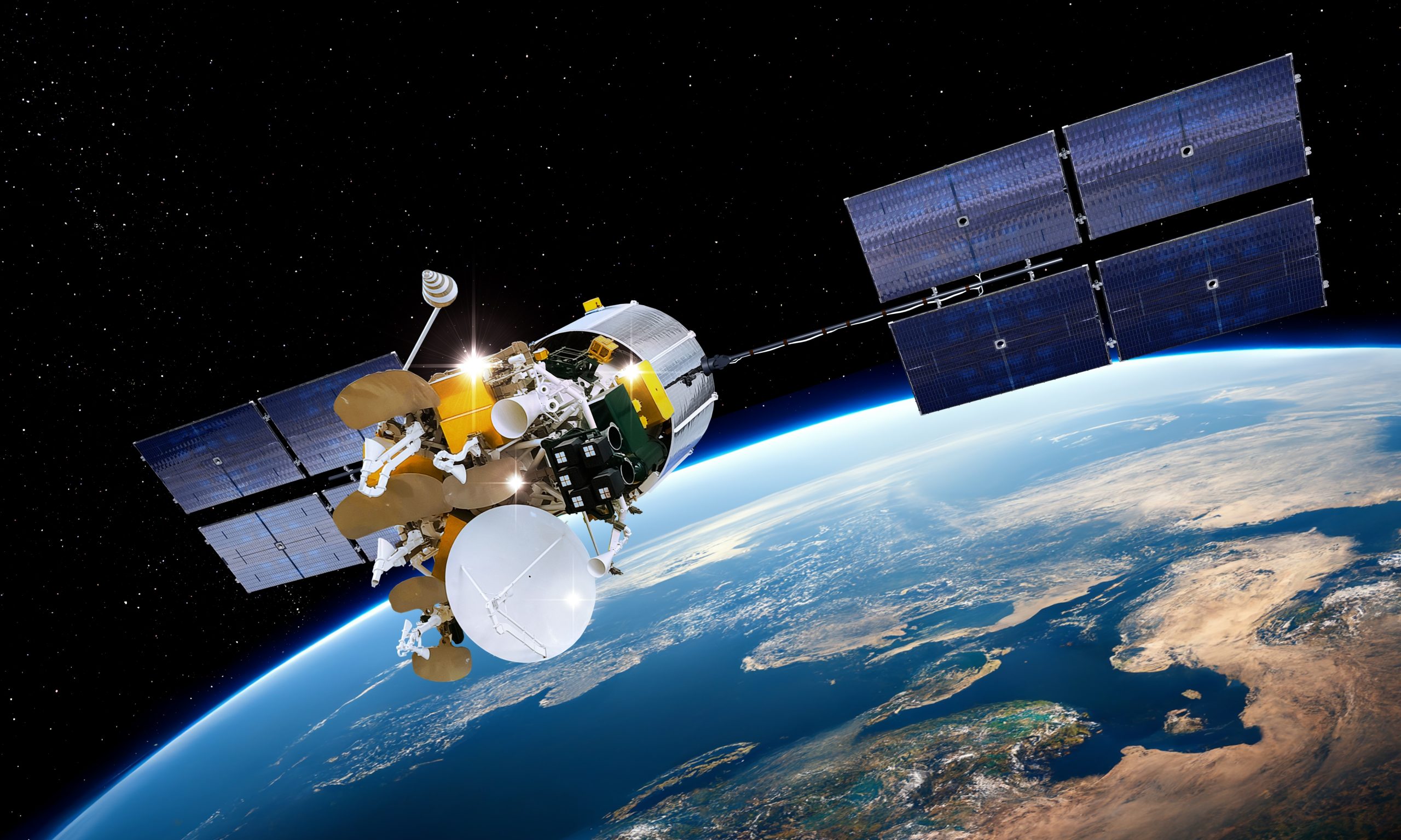 Ein Satellit umkreist die Erde mit ausgefahrenen Solarzellen, während er lautlos die Daten der Bitcoin-Transaktion weiterleitet, wobei sich die Kontinente von der Schwärze des Weltraums abheben.