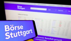 Es ist bereits der achte Standort in Europa Ein Smartphone zeigt das Logo der Boerse Stuttgart Digital vor einem Computerbildschirm, auf dem die Website der Börse Stuttgart mit Finanzdaten angezeigt wird, um die Verbindungen zwischen Deutschland und Finanzmärkten wie Spanien hervorzuheben.