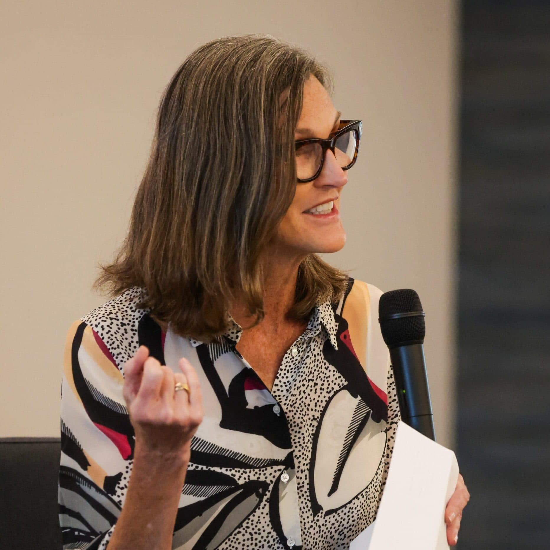 Wood, Thiel und Co.: So investierst du wie die Profis in Krypto