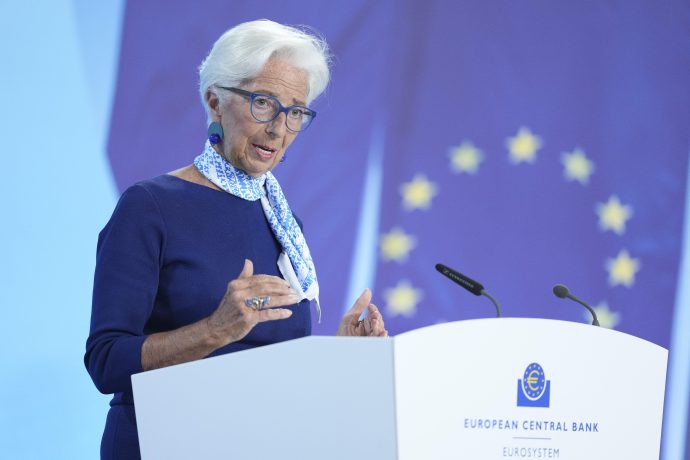 Eine Frau mit kurzen weißen Haaren und Brille (Christina Lagarde) spricht an einem Podium mit der Aufschrift Europäische Zentralbank Eurosystem, im Hintergrund ist eine EU-Flagge zu sehen.
