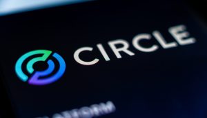 Nahaufnahme des Circle-Logos und des Firmennamens, wobei der Circle-Schriftzug auf einem dunklen Bildschirmhintergrund erscheint.