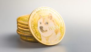 Ein Stapel goldfarbener Dogecoin-Münzen mit dem Shiba Inu-Hund und dem Wort WOW auf der Vorderseite der Münze.