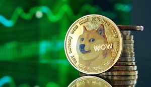 Dogecoin-Münze vor grünem Chart