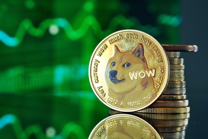 Dogecoin-Münze vor grünem Chart