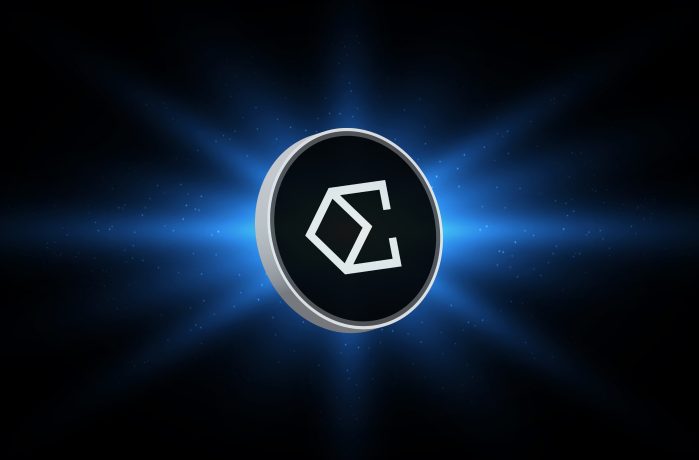 In der Mitte ist eine schwarze Münze mit einem weißen geometrischen Ethena-Symbol abgebildet, umgeben von einem blau leuchtenden Lichteffekt auf dunklem Hintergrund.