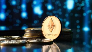 Eine goldene Ethereum-Münze steht aufrecht zwischen mehreren gestapelten Münzen, wobei ein verschwommener blauer und schwarzer Hintergrund mit Lichtpunkten die Bedeutung von Ethereum in der digitalen Währungslandschaft hervorhebt.