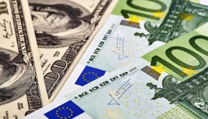 Nahaufnahme mehrerer 100-US-Dollar-Scheine und 100-Euro-Banknoten, die nebeneinander ausgelegt sind, wobei die detaillierten Designs hervorgehoben werden - ein ideales Anschauungsmaterial für Themen wie Euro-Stablecoins und internationale Währungsvergleiche.