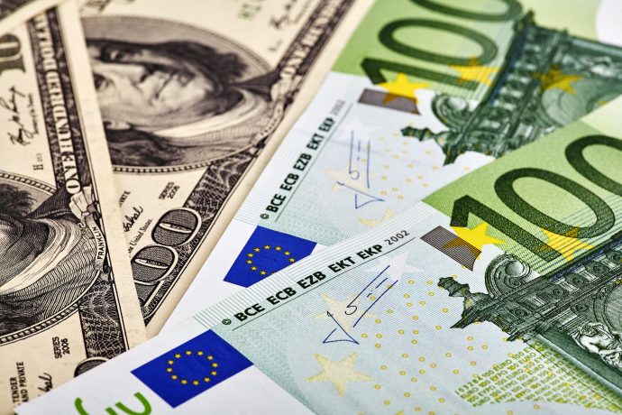 Nahaufnahme mehrerer 100-US-Dollar-Scheine und 100-Euro-Banknoten, die nebeneinander ausgelegt sind, wobei die detaillierten Designs hervorgehoben werden - ein ideales Anschauungsmaterial für Themen wie Euro-Stablecoins und internationale Währungsvergleiche.