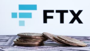 Vor einem blau-schwarz gestalteten FTX-Logo, das die finanziellen Auswirkungen auf die Geschädigten symbolisiert, werden Münzstapel auf US-Dollar-Scheinen platziert.
