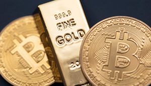 Nahaufnahme eines Goldbarrens und zweier physischer Bitcoin-Münzen, die nebeneinander auf einem dunklen Hintergrund platziert sind, um den Kontrast zwischen Gold und digitaler Währung hervorzuheben.