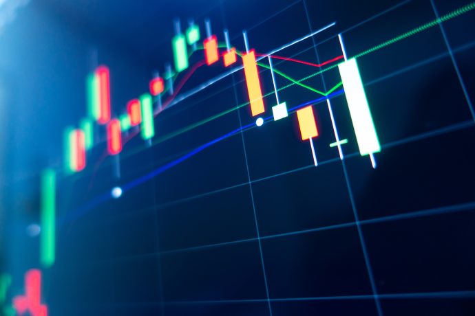 Eine Nahaufnahme eines digitalen Candlestick-Charts auf Hyperliquid, das rote und grüne Kursbewegungen, Trendlinien und Gitternetzlinien anzeigt und die Analyse von Finanz- oder Börsendaten darstellt.