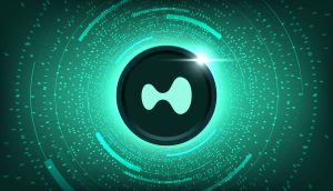 Ein grün leuchtender digitaler Token, der eine Stallmünze darstellt, weist ein zentrales abstraktes Symbol auf, das von kreisförmigen Licht- und Punktmustern umgeben ist und sich vor einem dunklen Hintergrund abhebt.