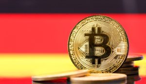 Visualisierung einer goldenen Bitcoin-Münze vor einem stilisierten Wertpapier-Dokument mit dem Hyphe-Logo.