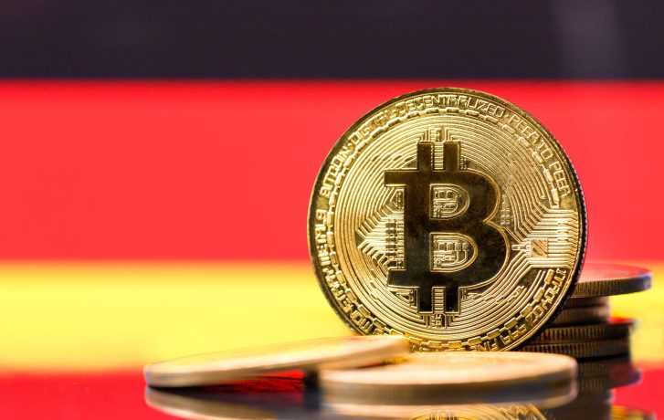 Visualisierung einer goldenen Bitcoin-Münze vor einem stilisierten Wertpapier-Dokument mit dem Hyphe-Logo.