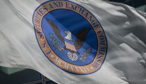 Eine Flagge mit dem Siegel der US-Börsenaufsichtsbehörde ist abgebildet und symbolisiert die Finanzaufsicht, während ein Adler einen Olivenzweig und Pfeile umklammert - ein Symbol, das auf allen Kryptomärkten bekannt ist.