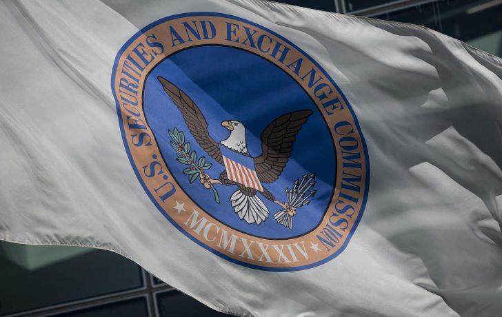 Eine Flagge mit dem Siegel der US-Börsenaufsichtsbehörde ist abgebildet und symbolisiert die Finanzaufsicht, während ein Adler einen Olivenzweig und Pfeile umklammert - ein Symbol, das auf allen Kryptomärkten bekannt ist.
