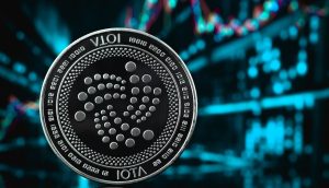 Eine physische IOTA-Kryptowährungsmünze wird vor einem unscharfen digitalen Finanzdiagramm mit bunten Grafiklinien gezeigt, das die dynamische Welt des IOTA-Handels hervorhebt.