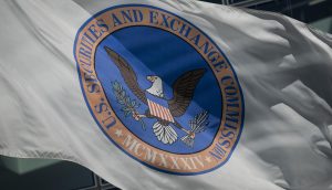 Die Flagge der U.S. Securities and Exchange Commission mit ihrem offiziellen Siegel flattert im Wind und symbolisiert die regulatorische Aufsicht über Märkte wie Krypto.