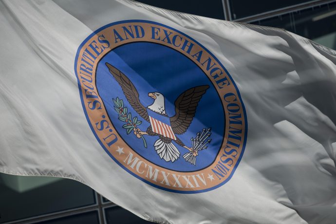 Die Flagge der U.S. Securities and Exchange Commission mit ihrem offiziellen Siegel flattert im Wind und symbolisiert die regulatorische Aufsicht über Märkte wie Krypto.