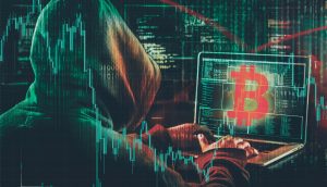 Eine Person im Kapuzenpulli tippt auf einem Laptop, auf dem ein großes Bitcoin-Symbol zu sehen ist, und weist auf die Notwendigkeit des Schutzes vor Krypto-Scams und Betrugsmaschen inmitten von digitalen Charts und Codes im Hintergrund hin.