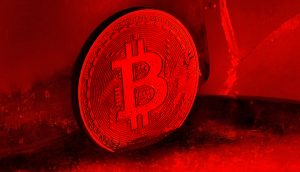 Eine Bitcoin-Münze mit Krypto-Thema wird unter leuchtend roter Beleuchtung angezeigt, die das Bitcoin-Symbol und das schaltungsähnliche Design hervorhebt.