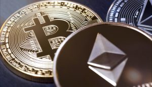 Nahaufnahme von physischen Darstellungen von Bitcoin- und Ethereum-Münzen, die nebeneinander auf einer dunklen Fläche platziert sind und das wachsende Interesse an Bitcoin-ETFs und Ethereum-ETFs inmitten eines rekordverdächtigen Milliardenzuflusses symbolisieren.