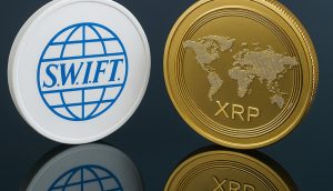 Eine weiße Münze mit dem S.W.I.F.T.-Logo und eine goldene Münze mit dem Ripple XRP-Logo und der Weltkarte stehen nebeneinander auf einer reflektierenden Oberfläche.