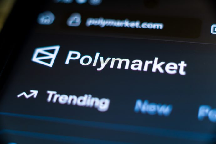 Eine Nahaufnahme eines digitalen Bildschirms mit dem Polymarket-Logo und der Website-Oberfläche mit den Rubriken Trending und New hebt die innovative Partnerschaft mit Chainlink hervor.