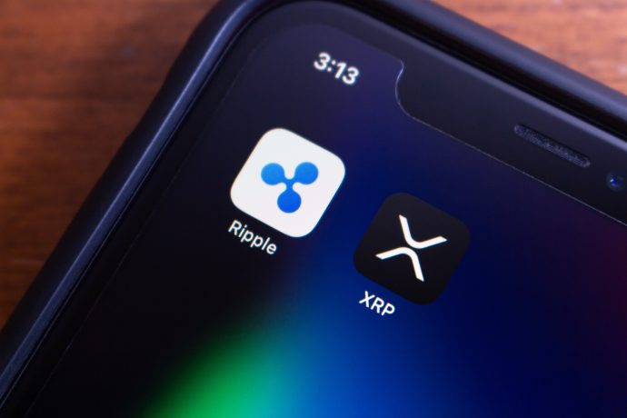 Auf einem Smartphone-Bildschirm werden die App-Symbole von Ripple und XRP nebeneinander angezeigt, um ihre Bedeutung für DeFi-Lösungen zu verdeutlichen.