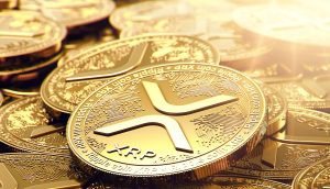 Eine Nahaufnahme mehrerer goldfarbener Münzen mit dem Logo der Kryptowährung Ripple (XRP) und detaillierten kreislaufähnlichen Mustern, auf die das Sonnenlicht scheint.