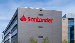 Bürogebäude der Banco Santander mit Logo auf der grauen Fassade.