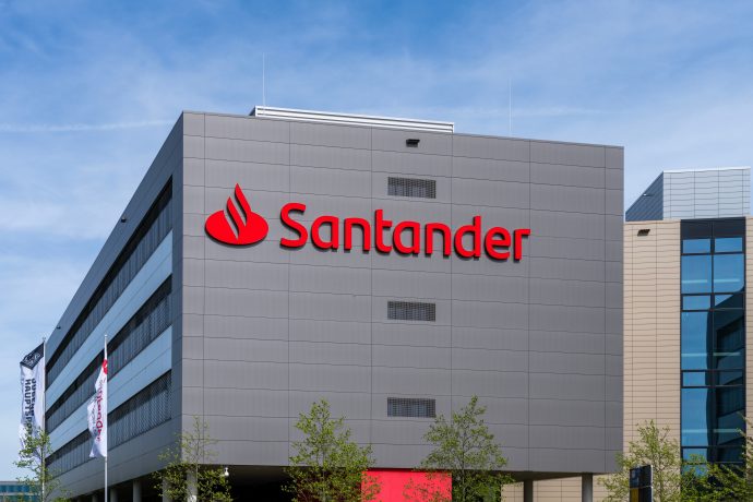 Bürogebäude der Banco Santander mit Logo auf der grauen Fassade.