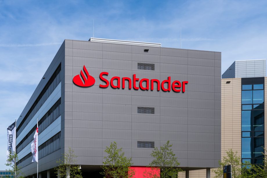 Bürogebäude der Banco Santander mit Logo auf der grauen Fassade.