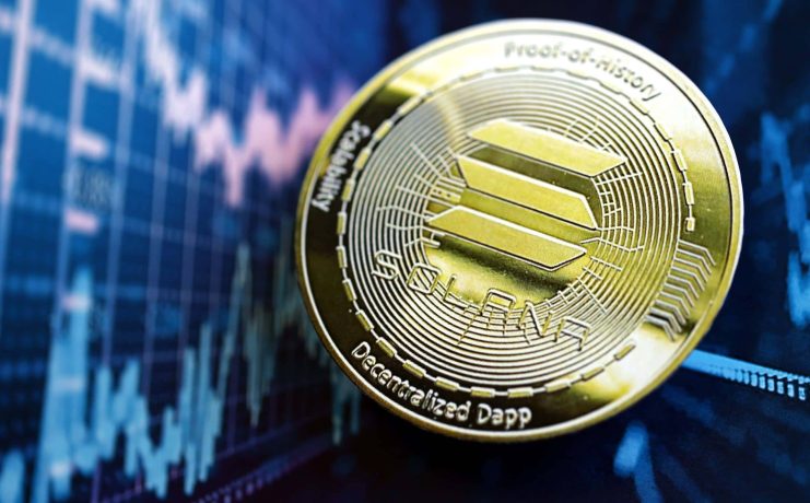 Eine glänzende Solana-Kryptowährungsmünze ruht auf einer Oberfläche, mit einer unscharfen Finanzgrafik im Hintergrund.