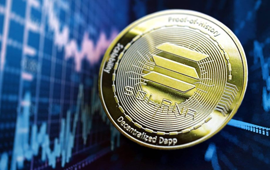 Eine Solana-Kryptowährungsmünze steht vor einem blauen Hintergrund mit einem digitalen Aktienchart, auf dem die charakteristischen Candlestick-Muster von Solana zu sehen sind.