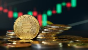 Ein Stapel Solana-Kryptowährungsmünzen wird vor einem unscharfen Candlestick-Diagramm angezeigt, das auf die jüngsten Bewegungen des SOL-Kurses und das Potenzial zum Erreichen der 1.300 US-Dollar-Marke in der jüngsten Solana-Prognose hinweist.