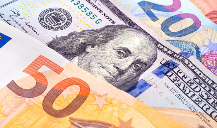 Nahaufnahme von sich überlappenden Euro- und US-Dollar-Banknoten, darunter ein 50-Euro-Schein und ein 100-US-Dollar-Schein, die das Konzept der Stablecoins darstellen, die traditionelle Währungen mit digitalen Vermögenswerten verbinden.