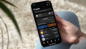 Eine Person hält ein Smartphone in der Hand, auf dem die Bunq Cryptocurrency Portfolio App angezeigt wird, die den Kontostand und die Werte von Bitcoin, Ethereum und Solana anzeigt.