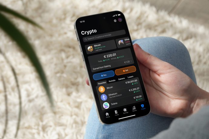 Eine Person hält ein Smartphone in der Hand, auf dem die Bunq Cryptocurrency Portfolio App angezeigt wird, die den Kontostand und die Werte von Bitcoin, Ethereum und Solana anzeigt.
